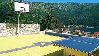 Holiday Home with Private heated Pool, Sea view & Basketball Court