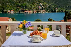 Holiday Home with Private heated Pool, Sea view & Basketball Court