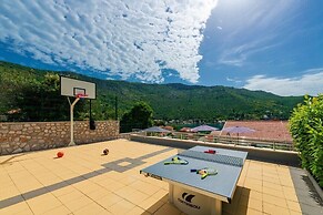Holiday Home with Private heated Pool, Sea view & Basketball Court