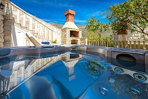 Holiday Home with Private heated Pool, Sea view & Basketball Court