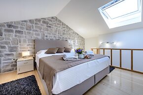 Holiday Home with Private heated Pool, Sea view & Basketball Court