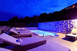 Holiday Home with Private heated Pool, Sea view & Basketball Court