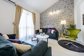 Holiday Home with Private heated Pool, Sea view & Basketball Court