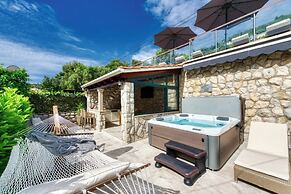 Holiday Home with Private heated Pool, Sea view & Basketball Court