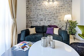 Holiday Home with Private heated Pool, Sea view & Basketball Court