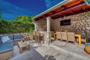 Holiday Home with Private heated Pool, Sea view & Basketball Court