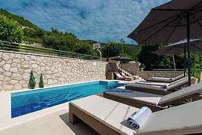 Holiday Home with Private heated Pool, Sea view & Basketball Court