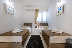 Holiday Home with Private heated Pool, Sea view & Basketball Court