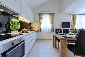 Holiday Home with Private heated Pool, Sea view & Basketball Court