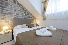 Holiday Home with Private heated Pool, Sea view & Basketball Court