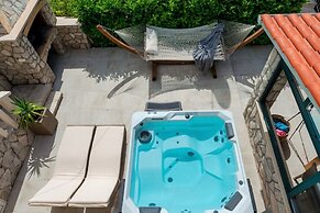 Holiday Home with Private heated Pool, Sea view & Basketball Court