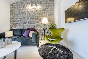 Holiday Home with Private heated Pool, Sea view & Basketball Court