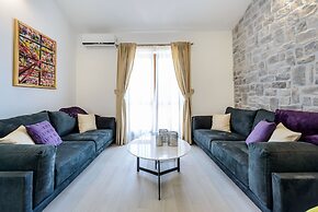 Holiday Home with Private heated Pool, Sea view & Basketball Court