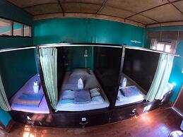 Crossroads House - Hostel