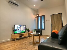 iBook4 Deluxe 2 Bedroom Gurney Suite by iBook Homestay