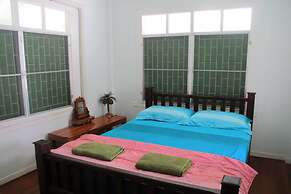 The Oasis Hostel - Adults Only