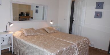 Three Sisters Studio Apartments