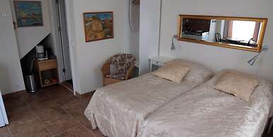 Three Sisters Studio Apartments