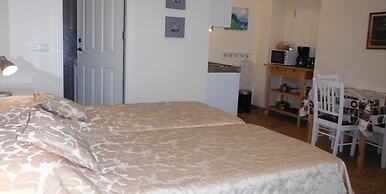 Three Sisters Studio Apartments