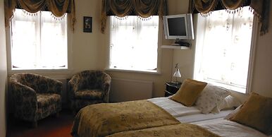 Three Sisters Studio Apartments