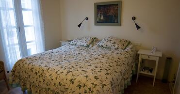 Three Sisters Studio Apartments