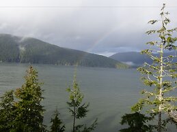 Eagle Reach - A West Coast Cottage