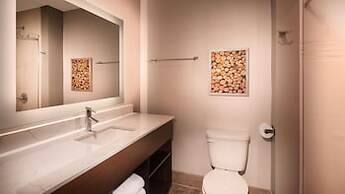 Aiden by Best Western Warm Springs Hotel and Event Center