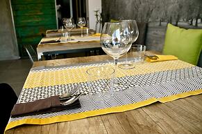 Pove 2.4 Hotel