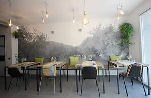 Pove 2.4 Hotel