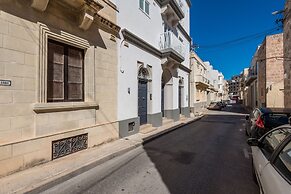 Yellow Pearl Apartments