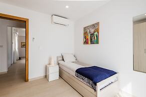 Yellow Pearl Apartments