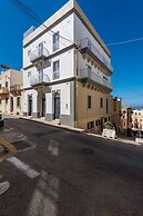 Yellow Pearl Apartments