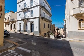 Yellow Pearl Apartments