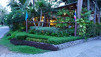 Baan Klang Aow Beach Resort