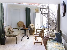 House 1910 by Zante Plaza