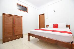 RedDoorz Plus near Alun Alun Selatan