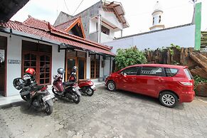 RedDoorz Plus near Alun Alun Selatan