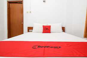 RedDoorz Plus near Alun Alun Selatan