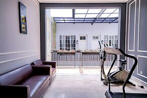 RedDoorz Premium near RS Pondok Indah