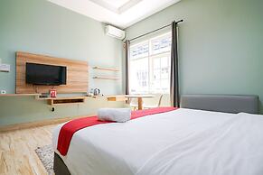 RedDoorz Premium near RS Pondok Indah