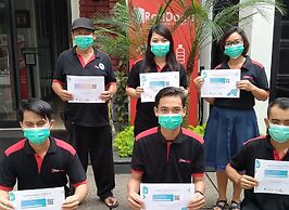 RedDoorz Premium near RS Pondok Indah