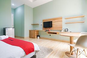 RedDoorz Premium near RS Pondok Indah