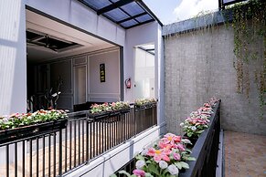 RedDoorz Premium near RS Pondok Indah