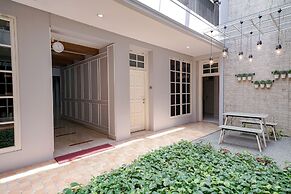 RedDoorz Premium near RS Pondok Indah