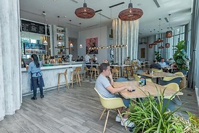 Hyde Beach Condos by Ammos VR