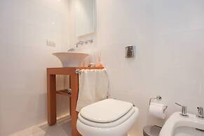 Beautiful and sunny studio by Sofacama