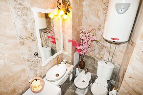 AELITA Apartment with Port View