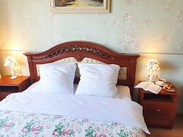 AELITA Apartment with Port View