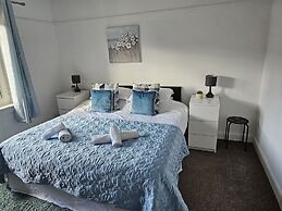 Snug - Meadhan Apartment