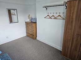 Snug - Meadhan Apartment